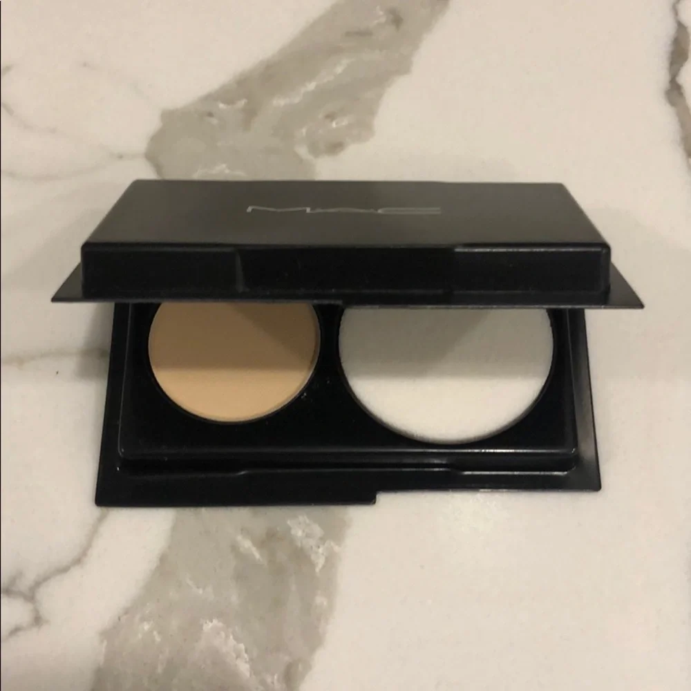 🌸5/$25🌸 MAC studio fix powder plus foundation nc20